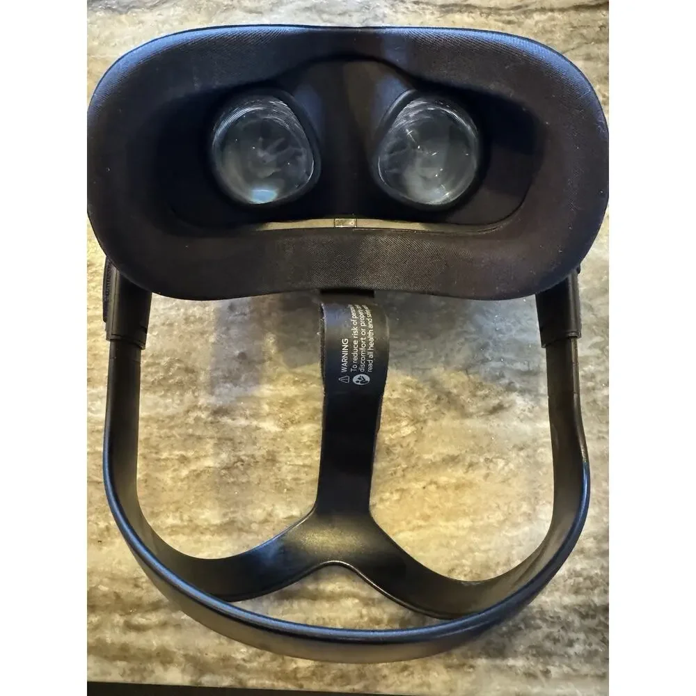 Oculus Quest Standalone VR Headset Black USB-C w/ Controllers & Accessories